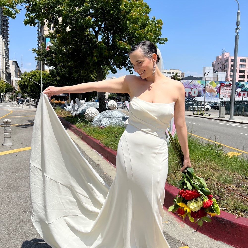 Pronovias White Strapless Wedding Dress - Picture 4 of 6